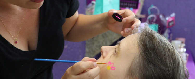 Caraguatatuba promove dia de beleza e descontração em alusão antecipada ao Dia Mundial da Síndrome de Down