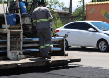 Prefeitura executa pavimentação asfáltica para desvio em rodovia que receberá aduelas de drenagem no Perequê-Mirim