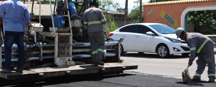 Prefeitura executa pavimentação asfáltica para desvio em rodovia que receberá aduelas de drenagem no Perequê-Mirim