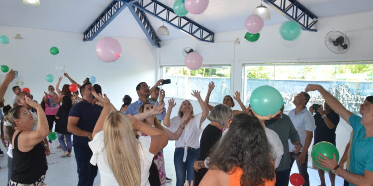 Aula de arte circense no Morro do Algodão coloriu a reabertura do polo