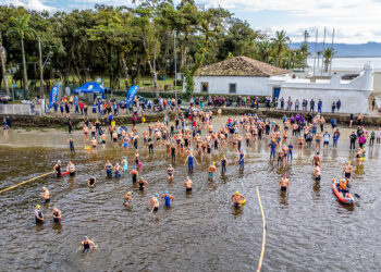 Cerca de 300 atletas participam de Ultramaratona Aquática em Bertioga neste sábado (25)
