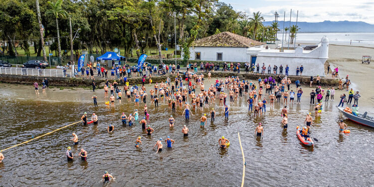 Cerca de 300 atletas participam de Ultramaratona Aquática em Bertioga neste sábado (25)