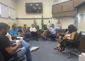 Representantes de escolas particulares inscritas na Câmara Jovem 2023 participam de reunião