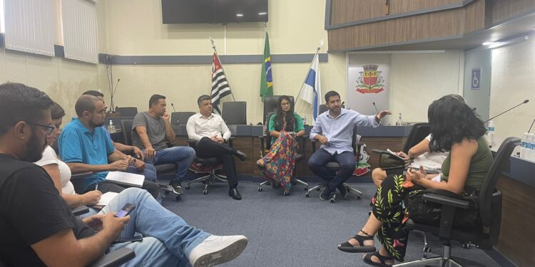 Representantes de escolas particulares inscritas na Câmara Jovem 2023 participam de reunião