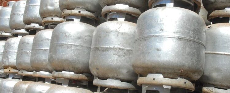 Beneficiários do vale-gás de Caraguatatuba devem consultar site do Bolsa Povo para retirar cartão no Cras