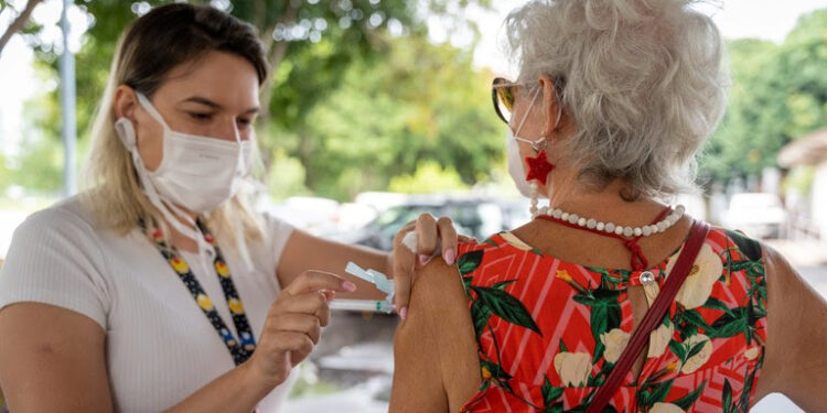 Com 2 milhões de doses já aplicadas, movimento pela vacinação entra em nova fase