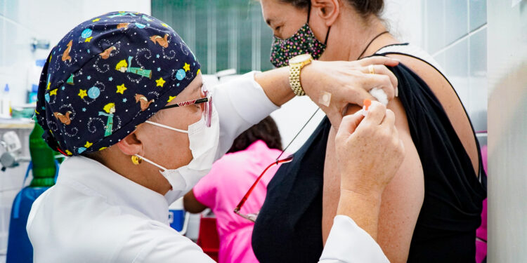 Prefeitura de Bertioga realiza plantão de vacinação na UBS Central neste sábado (25)