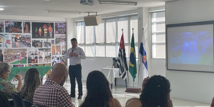 Representantes do programa Câmara Jovem participam de reunião na Secretaria de Educação