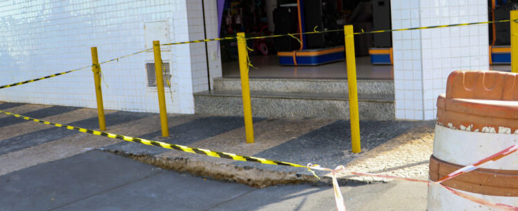 Obras da calçada acessível continuam na região central de Caraguatatuba