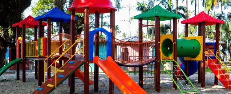 Prefeitura de Caraguatatuba inicia instalação de novos playgrounds na cidade