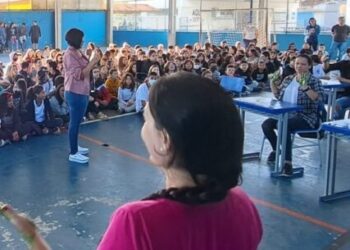 Escola de Caraguatatuba realiza evento em alusão ao Dia Nacional da Lei de Libras