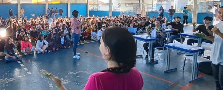 Escola de Caraguatatuba realiza evento em alusão ao Dia Nacional da Lei de Libras