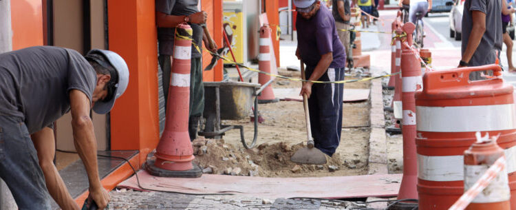 Prefeitura de Caraguatatuba continua com obras da Calçada Acessível na região central