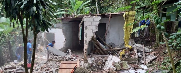 Edificação construída em área de risco é demolida no Morro do Sumaré