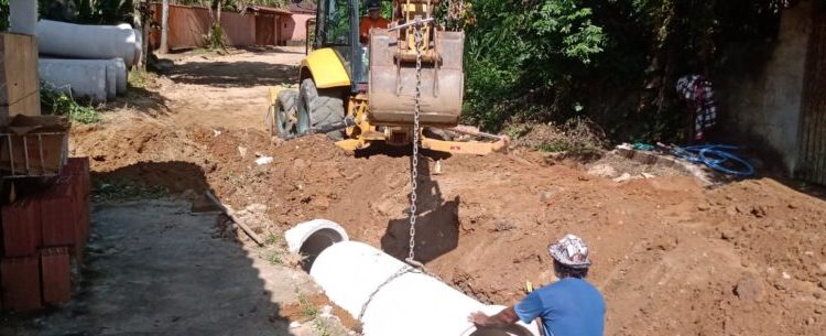 Prefeitura realiza instalação de novos tubos no Alto do Jetuba e Tinga para melhorar escoamento das águas pluviais