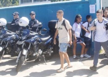 Prefeitura de Caraguatatuba inicia rondas da Patrulha Escolar Municipal e treina equipe gestora para botão SOS Escola