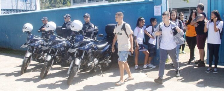 Prefeitura de Caraguatatuba inicia rondas da Patrulha Escolar Municipal e treina equipe gestora para botão SOS Escola