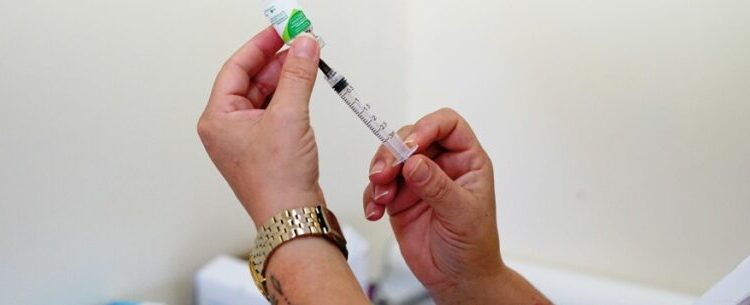Caraguatatuba inicia aplicação da vacina contra gripe