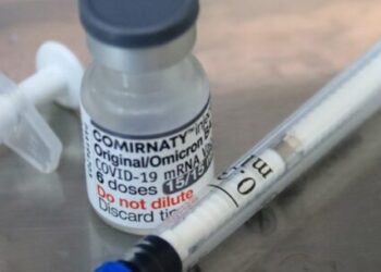 Prefeitura aplica vacina bivalente contra Covid-19 em profissionais de saúde a partir de segunda-feira