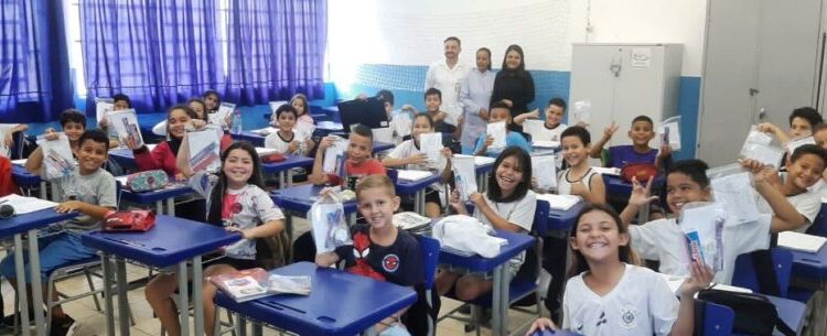 Mais de 11 mil kits de escovação são entregues aos alunos da rede municipal de Caraguatatuba