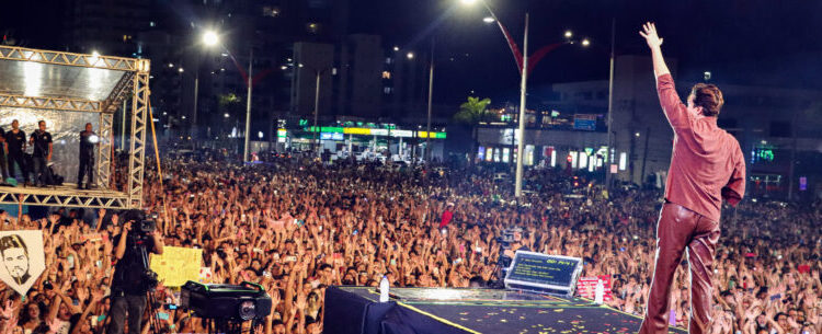 Show de Luan Santana reúne mais de 50 mil pessoas em Caraguatatuba