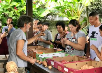 Carlo Cury realiza abertura de forno do projeto ‘Sonoridade Ancestral Escola’