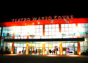 Teatro Mario Covas  Sábado(15) espetáculo “Wandinha Addams e Stand Up “Paz de Darwin” com Rodrigo Marques