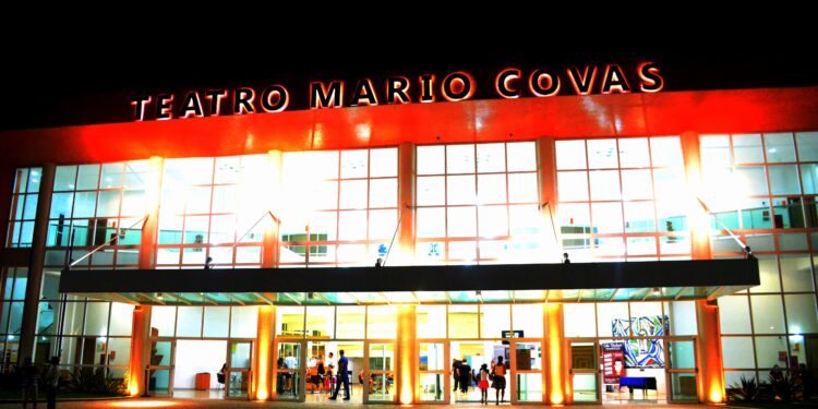 Teatro Mario Covas  Sábado(15) espetáculo “Wandinha Addams e Stand Up “Paz de Darwin” com Rodrigo Marques