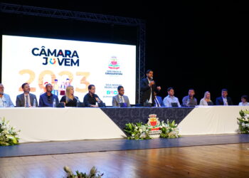 Jovens Vereadores da 5ª edição do Programa Câmara Jovem de Caraguatatuba são empossados em solenidade no Teatro Mario Covas