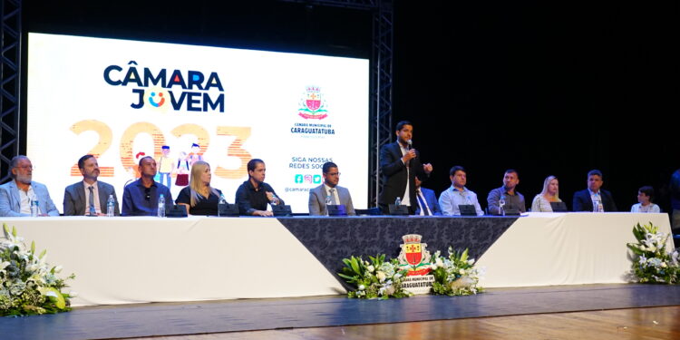 Jovens Vereadores da 5ª edição do Programa Câmara Jovem de Caraguatatuba são empossados em solenidade no Teatro Mario Covas