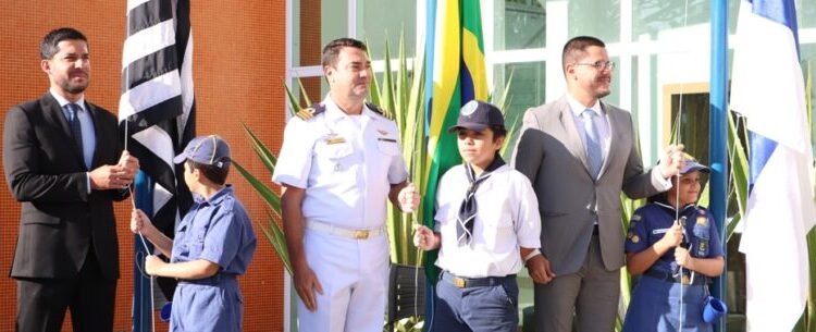 Entrega de 172 títulos de regularização fundiária marca cerimônia cívica dos 166 anos de Caraguatatuba