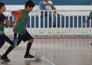 Prefeitura de Caraguatatuba promove festivais de futsal e basquete com alunos das escolinhas