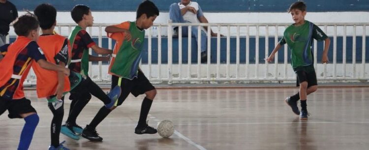 Prefeitura de Caraguatatuba promove festivais de futsal e basquete com alunos das escolinhas