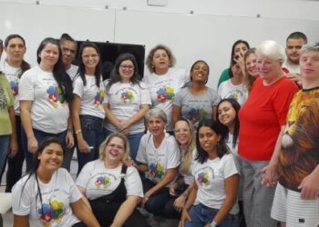 Servidores apresentam projetos da Sepedi para alunos com deficiência de escola estadual