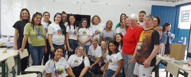 Servidores apresentam projetos da Sepedi para alunos com deficiência de escola estadual