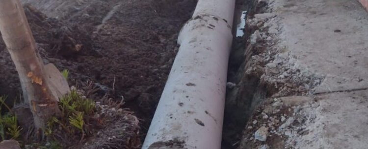 Prefeitura de Caraguatatuba continua trabalho de instalação de aduelas e tubos de drenagem nos bairros