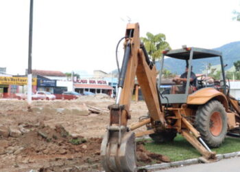 Prefeitura de Caraguatatuba executa reforma e construção de praças de lazer em cinco bairros