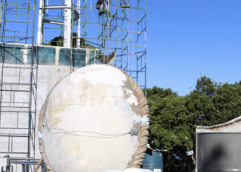Base e estrutura metálica são erguidas para receber nova imagem de Santo Antônio
