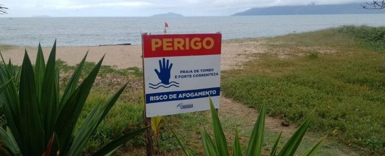 Prefeitura de Caraguatatuba instala novas placas com alerta e restrições em praias
