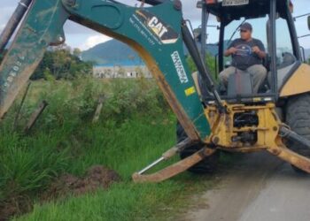 Prefeitura continua com ações de limpeza de valas nos bairros