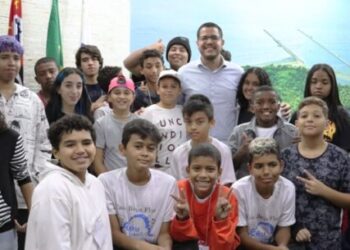 Jovens do projeto da Casa Beija Flor vivem experiência no gabinete do prefeito