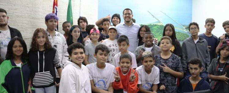 Jovens do projeto da Casa Beija Flor vivem experiência no gabinete do prefeito
