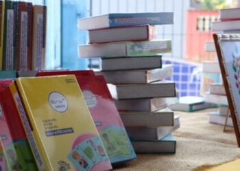 Prefeitura distribui mais de 3 mil livros didáticos para auxiliar no ensino escolar de alunos surdos