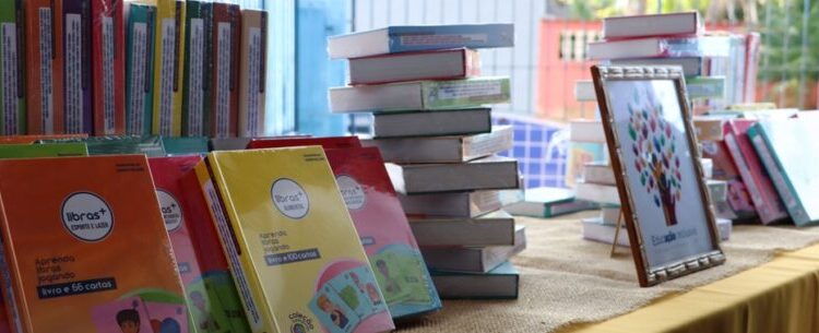 Prefeitura distribui mais de 3 mil livros didáticos para auxiliar no ensino escolar de alunos surdos