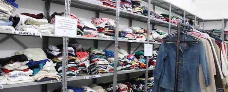 Fundo Social de Caraguatatuba repassa mais de 8 mil peças de roupas e atende 289 famílias no 1º quadrimestre
