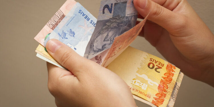 Governo antecipa para maio o pagamento do 13º de beneficiários do INSS