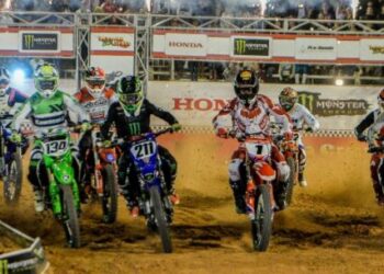 Arena Cross dá largada da temporada 2023 em Caraguatatuba