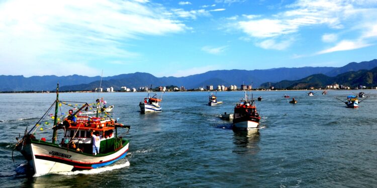Cerimônia ‘Barcos ao Mar’ marca fim do defeso do camarão e homenageia pescador