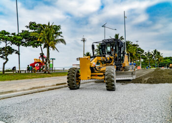 Prefeito de Bertioga vistoria revitalização da Av. Tomé de Souza no Vista Linda
