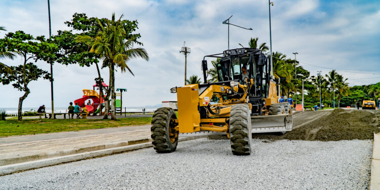 Prefeito de Bertioga vistoria revitalização da Av. Tomé de Souza no Vista Linda